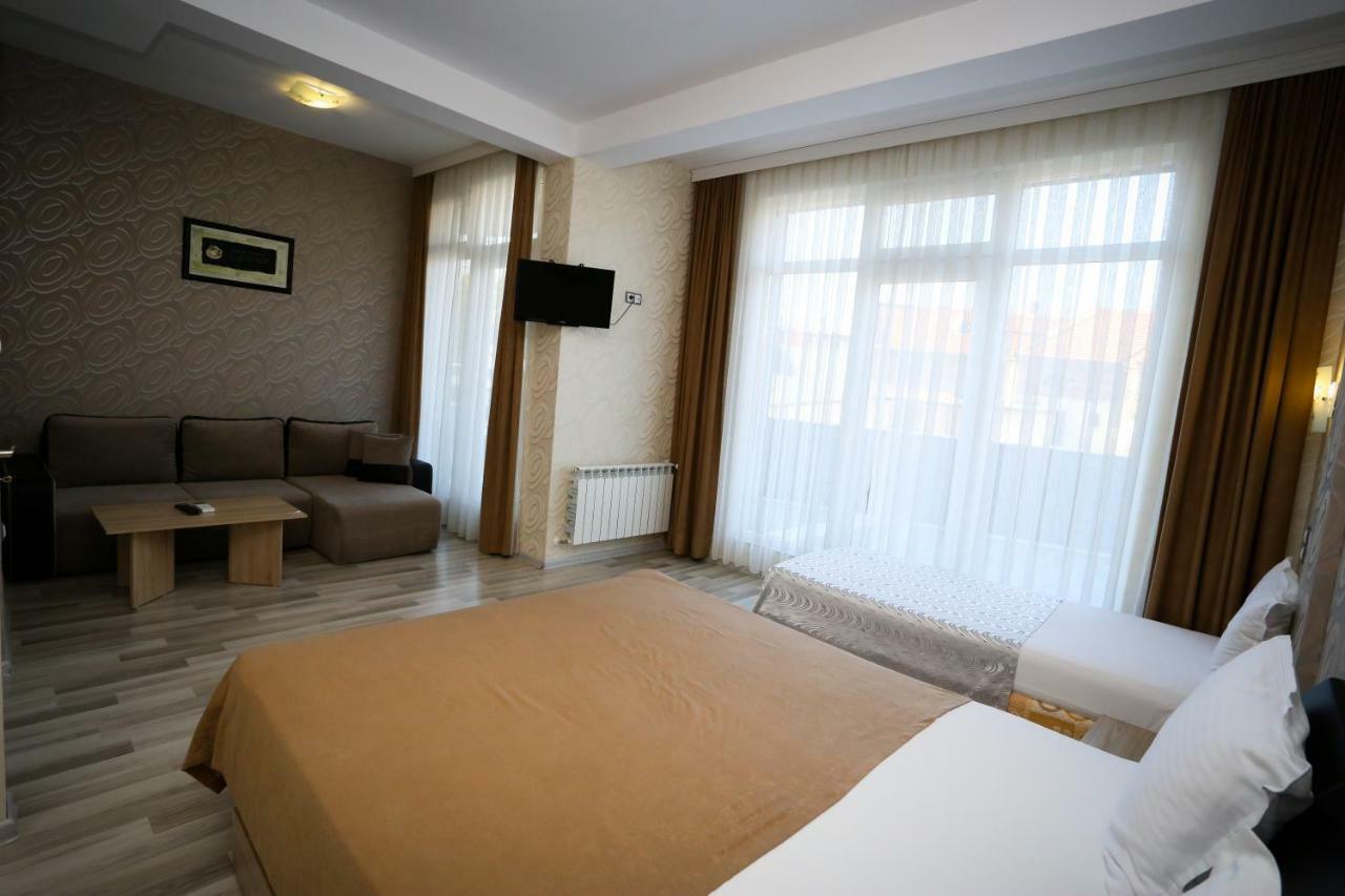 Apart Hotel Central Momchilgrad Esterno foto